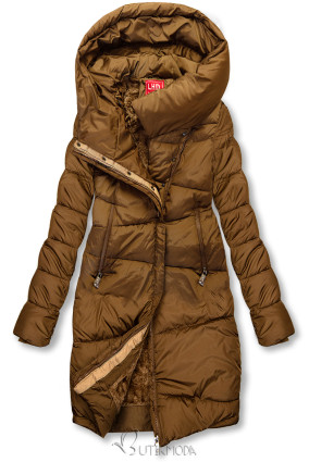 Karamellbarna színű steppelt téli kabát magas gallérral