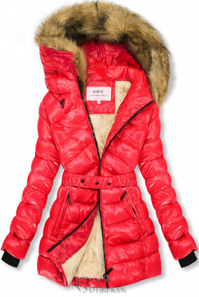 Piros és bézs színű fényes kabát övvel