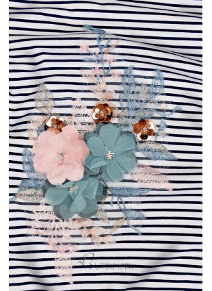 Kék és fehér színű csíkos ruha virágmintás díszítéssel III.