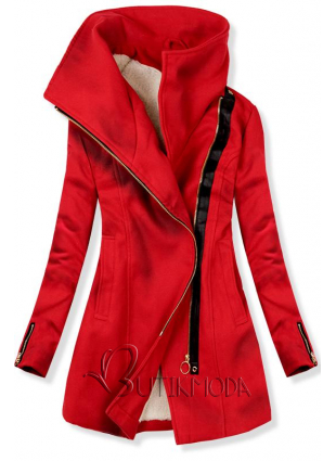 Piros színű kabát, aszimmetrikus cipzárral