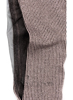 Púderrózsaszínű ruha brossal