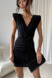 Fekete színű miniruha átlapolt dekoltázzsal és díszövvel