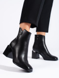 Elegáns fekete színű csizma