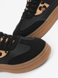 Női fekete sneakers panterás részletekkel