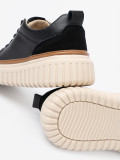 Fekete színű bőrből készült sneaker bézs színű platformon