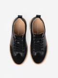 Fekete színű bőrből készült sneaker bézs színű platformon