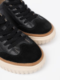 Fekete színű bőrből készült sneaker bézs színű platformon