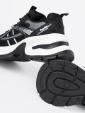 Fekete színű sneaker cipő szellős felsőrésszel és masszív fehér talppal
