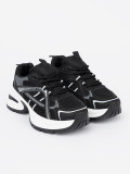 Fekete színű sneaker cipő szellős felsőrésszel és masszív fehér talppal