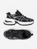 Fekete színű sneaker cipő szellős felsőrésszel és masszív fehér talppal