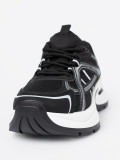 Fekete színű sneaker cipő szellős felsőrésszel és masszív fehér talppal