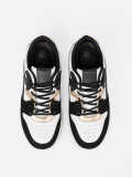 Fekete-fehér színű sneaker cipő aranyszínű részletekkel