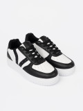 Stílusos fekete-fehér színű sneaker cipő csillogó részletekkel