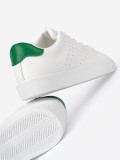 Klasszikus fehér színű sneaker cipő zöld akcentussal