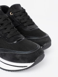 Fekete színű sneaker cipő fényes részletekkel