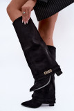 Bélelt, visszahajtott szárú, sarokkal ellátott fekete csizma