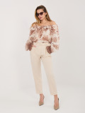 Bézs színű nyitott vállú virágmintás blúz