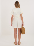Fehér színű viszkóz rövidnadrág övvel