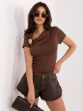 Elegáns barna színű blúz rövid ujjal és finom ráncolással