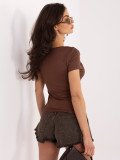 Elegáns barna színű blúz rövid ujjal és finom ráncolással