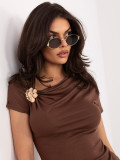 Elegáns barna színű blúz rövid ujjal és finom ráncolással
