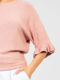 Elegáns rózsaszínű pulóver 3/4-es ujjakkal és fodorral