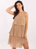 Elegáns koktélruha camel színben