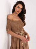 Camelbarna színű off-shoulder fazonú midi ruha