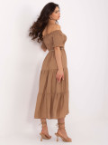 Camelbarna színű off-shoulder fazonú midi ruha