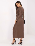 Elegáns sötétbézs színű maxi ruha hosszú ujjal és átlapolt dekoltázzsal