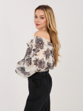 Fekete színű nyitott vállú virágmintás blúz