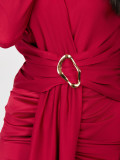 Elegáns piros színű ruha hosszú ujjal és átlapolt dekoltázzsal