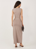 Elegáns sötétbézs színű midi ruha vízesés nyakkivágással