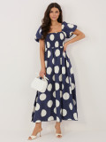 Maxi ruha pöttyös mintával és vállat szabadon hagyó nyakkivágással - sötétkék színű