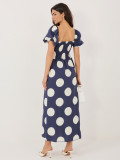Maxi ruha pöttyös mintával és vállat szabadon hagyó nyakkivágással - sötétkék színű
