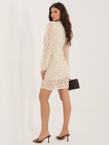 Bézs mini koktélruha csipkével és puffos ujjal