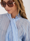 Női világoskék csíkos ing megkötéssel