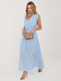 Világoskék színű bővülő fazonú midi ruha övvel