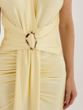 Elegáns sárga színű midi ruha átlapolt dekoltázzsal