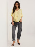 Sárga színű blúz V-nyakkivágással és rövid ujjal