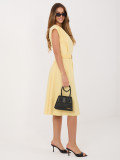 Sárga színű bővülő midi ruha övvel