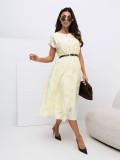 Világossárga színű bővülő midi ruha övvel