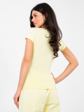 Világossárga színű pamut póló átlapolt dekoltázzsal