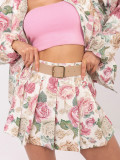 Bő szárrú rózsaszínű virágmintás rövidnadrág övvel