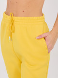 Sárga színű melegítőnadrág magas derékkal és oldalzsebekkel
