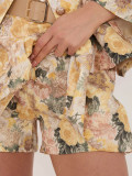 Sárga színű virágmintás bő szárú rövidnadrág övvel