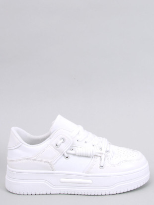 Fehér színű tornacipő magasabb talppal