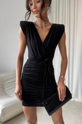 Fekete színű miniruha átlapolt dekoltázzsal és díszövvel