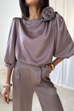 Giana barna blúz rózsa díszítéssel