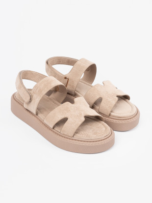 Beige platformos szandál kivágásokkal